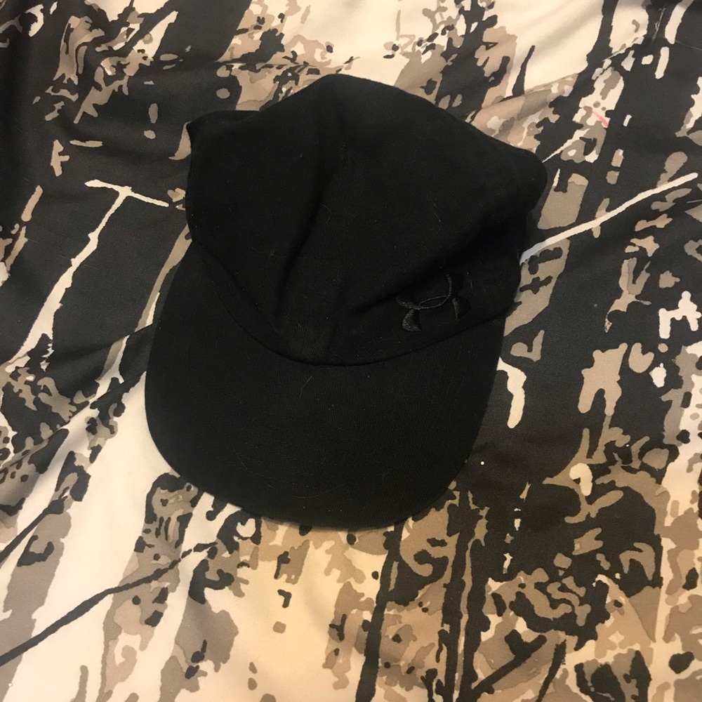 Black on black Under-Armour hat
